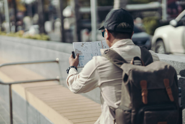 Туристи тримають карти, щоб знайти пам'ятки, ресторани або готелі. рюкзак і концепція подорожей
. - Фото, зображення