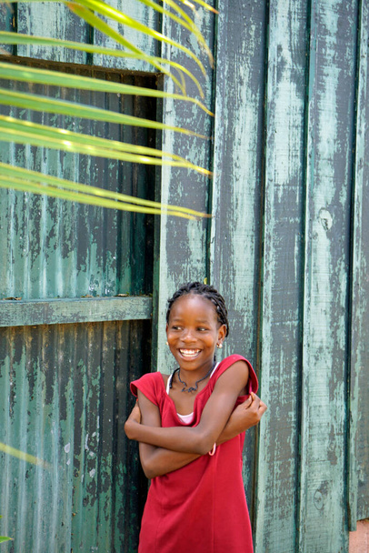 La Romana, Dominikanische Republik, ca. September 2022 - arme Kinder in einem heruntergekommenen Bauerndorf - Foto, Bild
