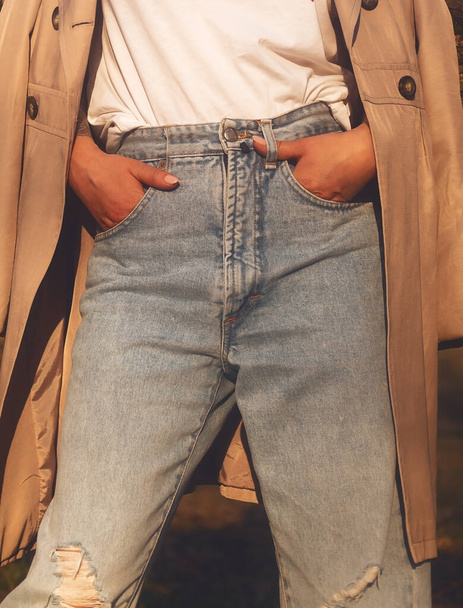 Стильные женские джинсы и дождевик. Модная осенняя одежда - Фото, изображение