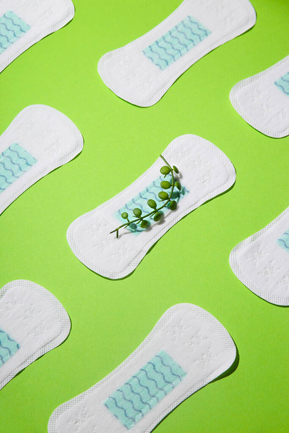 Cuscinetti mestruali Zero rifiuti per l'igiene femminile verde jn. Periodo sostenibile. - Foto, immagini