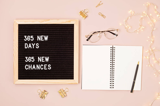 365 neue Tage, 365 neue Chancen. Papptafel mit Motivationszitat auf rosa Hintergrund. Neujahrsvorsätze und Zielsetzung, Selbstverbesserung und Entwicklungskonzept. - Foto, Bild