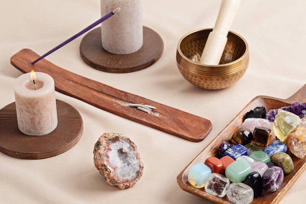 Curación de la terapia de cristales de chakra reiki. Rituales alternativos con piedras preciosas para el bienestar, la meditación, la descomposición, la relajación, la salud mental, las prácticas espirituales. Concepto de poder energético - Foto, Imagen