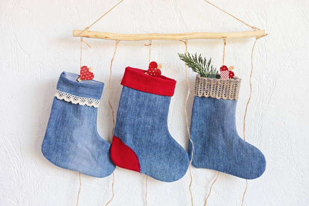 Diy project van kerst kousen gemaakt van re-purpose oude jeans. Gemakkelijk handgemaakte kerstdecoratie, hobby, duurzaam cadeau-idee. Upcycling-concept.  - Foto, afbeelding
