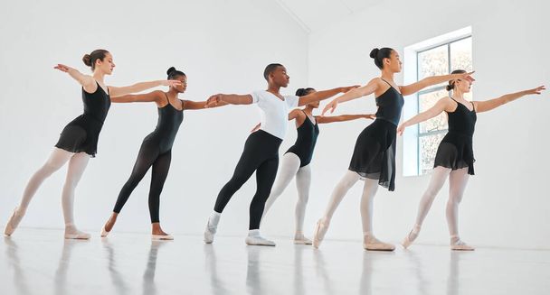 Tánc, a repülés egy másik formája. fiatal balett táncosok egy csoportja, akik egy táncstúdióban gyakorolják a gyakorlatukat. - Fotó, kép