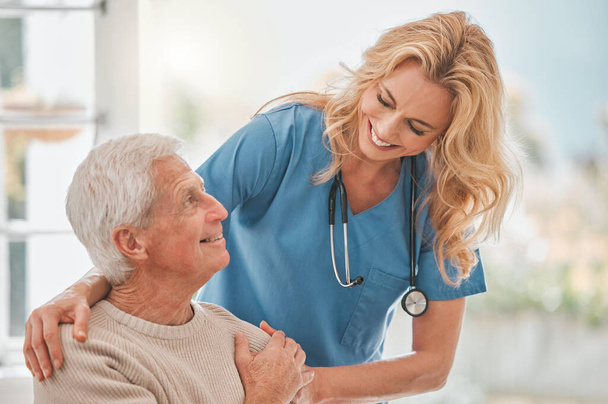 Как ты себя чувствуешь сегодня? медсестра проводит время со своим пожилым пациентом - Фото, изображение