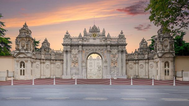 Sunset shot of closed gate leading to former Ottoman Dolmabahce Palace, or Dolmabahce Sarayi, suited in Ciragan Street, Besiktas district, Istanbul, Turkey - Fotoğraf, Görsel