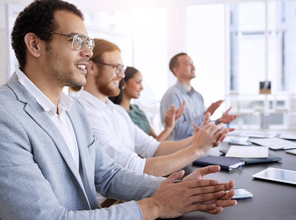 Ніколи не припиняйте вчитися. різноманітна група бізнесменів, які сидять разом і плескаються після презентації в офісі
 - Фото, зображення