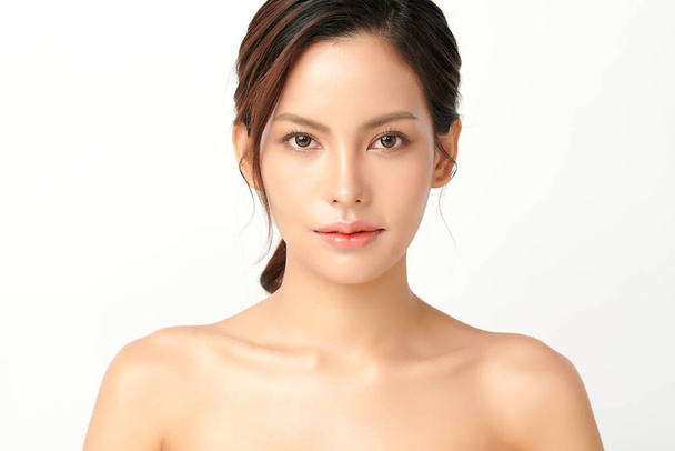 Belle jeune femme asiatique avec une peau propre et fraîche sur fond blanc, Soins du visage, Soins du visage, Cosmétologie, beauté et spa, Portrait de femmes asiatiques. - Photo, image