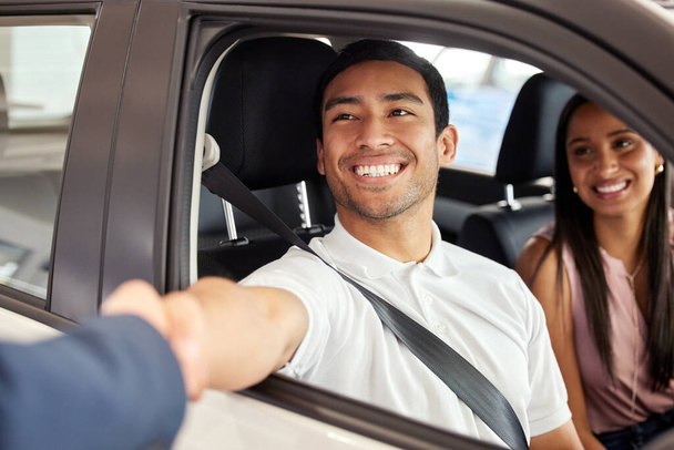 Te deseo muchas millas felices en tu auto nuevo. una joven pareja dejando un concesionario de coches con su nuevo coche - Foto, imagen