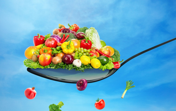 Colher cheia de várias frutas e legumes
 - Foto, Imagem
