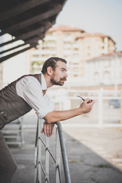 Mann mit dickem Schnauzbart raucht Pfeife - Foto, Bild