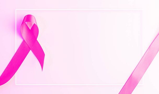 Conciencia del cáncer. Símbolo de atención médica cinta rosa sobre fondo blanco. Concepto de apoyo a la mujer del pecho. Día mundial del cáncer - Foto, imagen