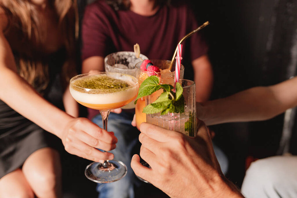 persone felici brindare bicchieri in discoteca concetto di stile di vita con amici autentici trascorrere del tempo insieme - Foto, immagini