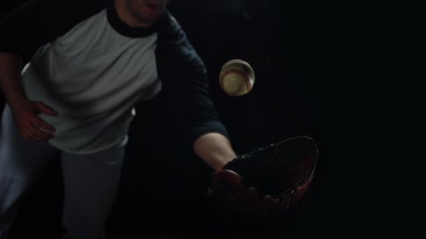 Jugador de béisbol buceando para atrapar pelota
 - Metraje, vídeo
