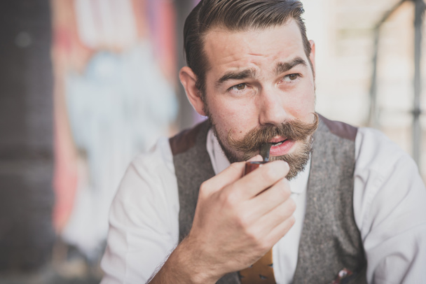 Mann mit dickem Schnauzbart raucht Pfeife - Foto, Bild