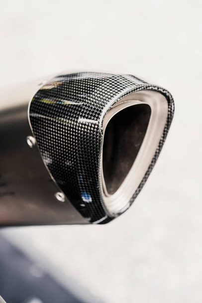 Close-up tiro de um tubo de escape de carbono motocicleta. - Foto, Imagem