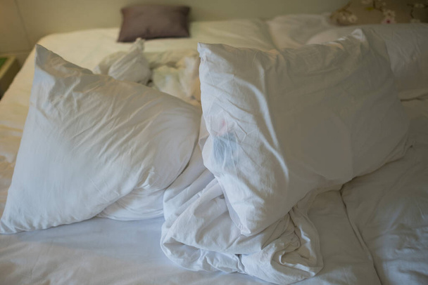λευκό κρεβάτι φόντο, μετά τον ύπνο, βρώμικο να - Φωτογραφία, εικόνα