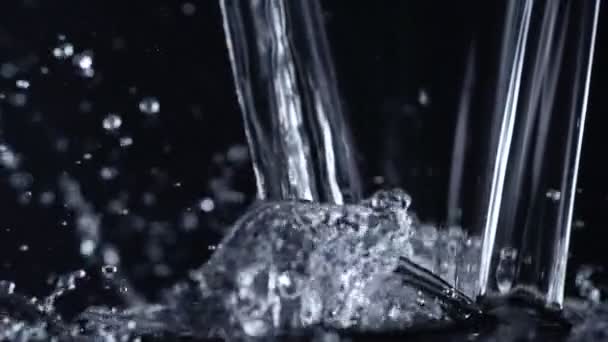 wylewanie wody - Materiał filmowy, wideo