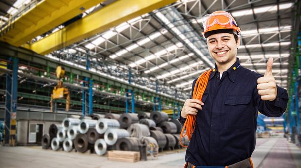 Χαμογελώντας εργαζόμενος σε εργοστάσιο - Φωτογραφία, εικόνα