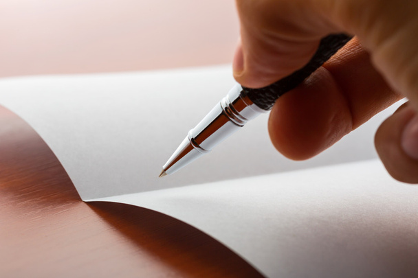 Ludzką ręką pisanie na papierze przez długopis - Zdjęcie, obraz