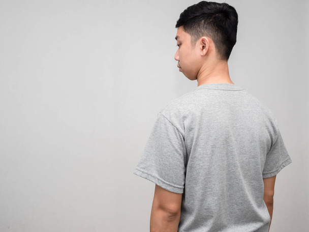 Muž šedá košile vrátit cítí strach emoce izolované - Fotografie, Obrázek