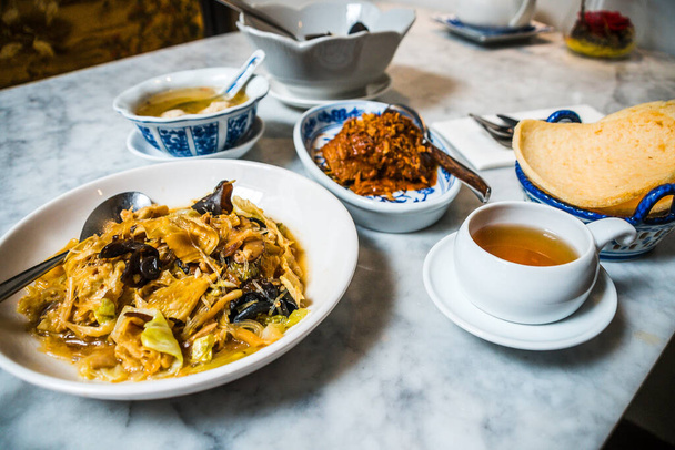 Una comida de cocina de herencia mixta malaya china Peranakan de varios platos - Foto, Imagen