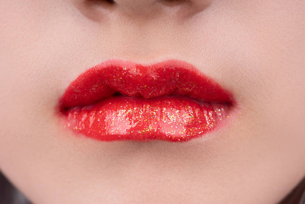 Die Lippen des Mädchens sind geschminkt - Foto, Bild