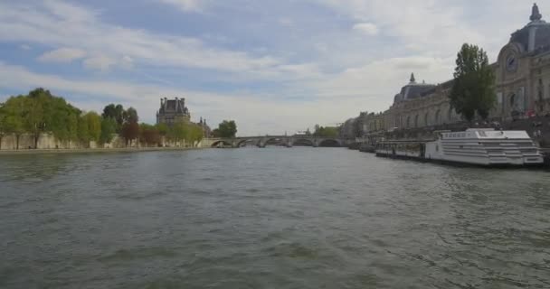 Bateau-mouche ιστιοπλοΐα στον Σηκουάνα κατά μήκος του Musee d 'Orsay στο Παρίσι προς το Pont Royal και το Μουσείο του Λούβρου. - Πλάνα, βίντεο