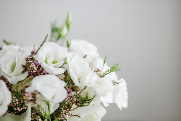 Beau bouquet avec lisianthus et bruyère. Endroit pour le texte. Concept de fond, cadeau, vacances - Photo, image