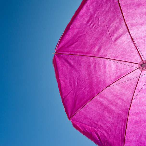 Пляжная зонтик с голубым небом
 - Фото, изображение