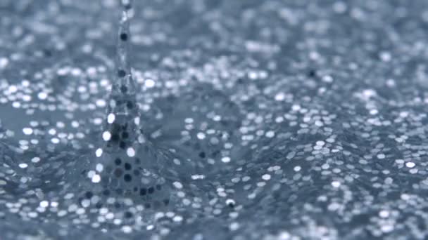 Wassertropfen, die auf dem Wasser plätschern - Filmmaterial, Video