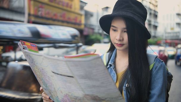 Travel concept of 4k Resolution. Asian women are using maps to find places in the city. - Foto, afbeelding
