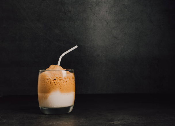 Крижаний або фрагмент кавовий смузі на скляній чашці на фоні чорного мармуру
 - Фото, зображення
