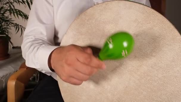 tamburin, közeli tamburin és maraca - Felvétel, videó