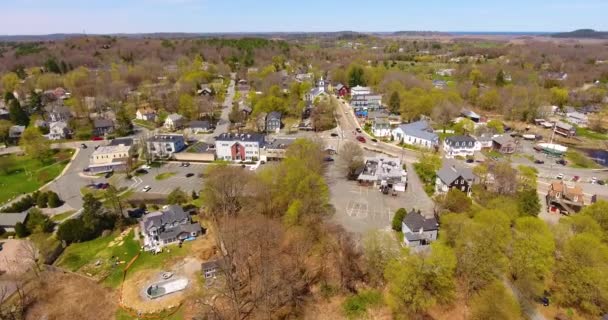 Luchtfoto van Essex centrum op Main Street bij Martin Street en landschap in het voorjaar in Essex, Massachusetts MA, Verenigde Staten.  - Video