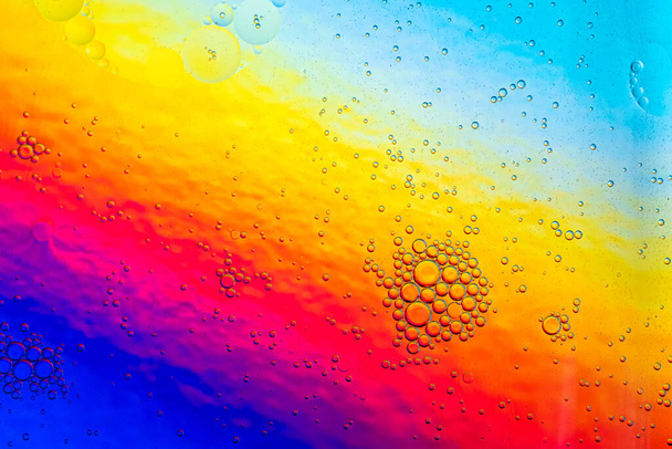 Abstrato fundo arco-íris colorido gotas de óleo na água. Imagem abstrata gradiente colorido - Foto, Imagem