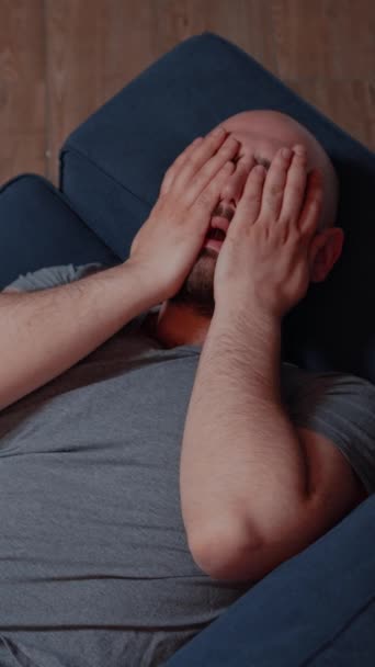 Vertical video: Väsynyt, surullinen, masentunut, traumatisoitunut aikuinen mies löytää uutisia, jotka tekevät pudota epätoivoon itsetuhoinen tila, itku ja tunne onneton, haavoittuva, epätoivoinen kärsii - Materiaali, video
