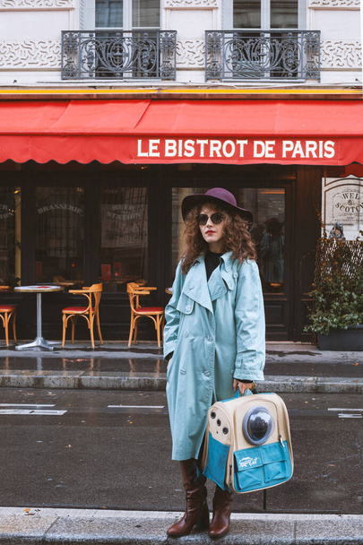 PARIS, FRANCE - OCTOBER 18, 2022: Cat carrier backpack with porthole. Traveling with animals - Valokuva, kuva