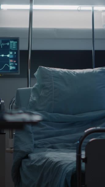 Vertikální video: Prázdné nemocniční oddělení navržené s lékařským vybavením používaným jako léčba nemocí, nemocí, zdravotních problémů. Místnost intenzivní péče s lékařským nářadím, monitorem, kapačkou a kyslíkem - Záběry, video