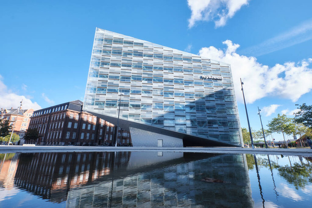 Kopenhaga, Dania - wrzesień 2022: Nowoczesna architektura Kryształowego Budynku, który jest siedzibą Banku Nykredit zaprojektowanego przez Schmidta Hammera Lassena na nabrzeżu Kalvebod Brygge - Zdjęcie, obraz