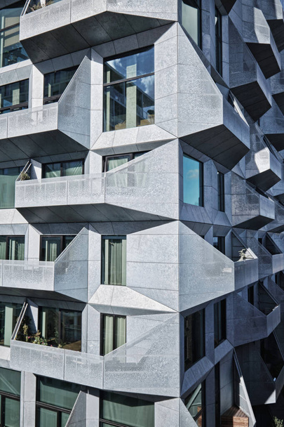 Коппель, Дания - сентябрь 2022 года: апартаменты Silo с необычной современной архитектурой и металлическим фасадом в районе Хавн спроектированы Cobe Architects - Фото, изображение