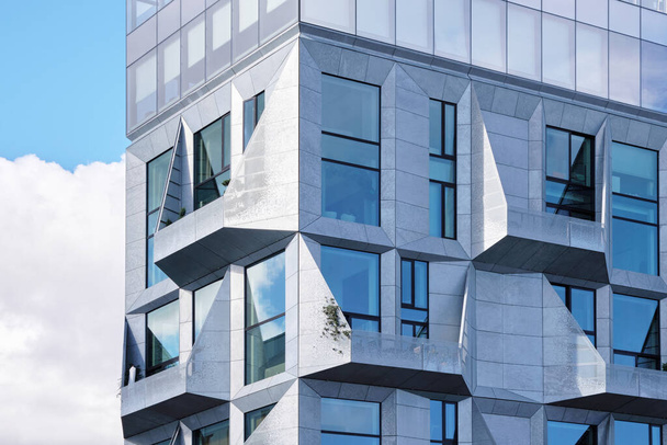 Kopenhagen, Denemarken - Sept 2022: De Silo appartementen met ongewone moderne architectuur en metalen gevel in Nordhavn gebied ontworpen door Cobe Architects - Foto, afbeelding