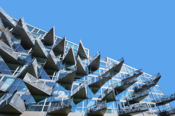 Copenhague, Dinamarca - Sept 2022: Casas VM con balcones triangulares de aspecto moderno, diseñadas por JDS y Bjarke Ingels Group, distrito de Orestad - Foto, Imagen
