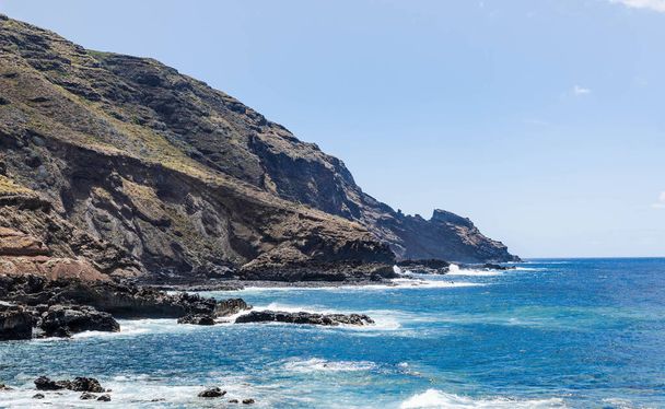Дикий морской пейзаж со скалами, волны и нитидная вода в ясный день. Высокое качество фото - Фото, изображение