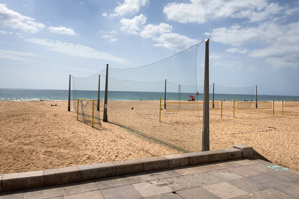 Lidé si užívají svůj čas na pláži v Carcavelos, Portugalsko - Fotografie, Obrázek