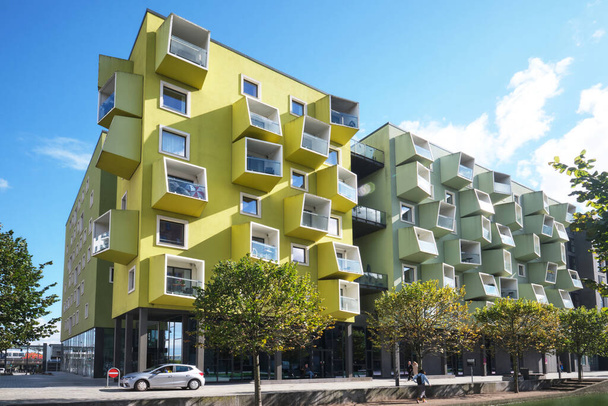 Copenhague, Dinamarca - Sept 2022: Modernos edificios de cubos verdes amarillos, distrito de Orestad diseñado por JJW Arkitekter restad Plejecenter, Senior Housing project - Foto, imagen