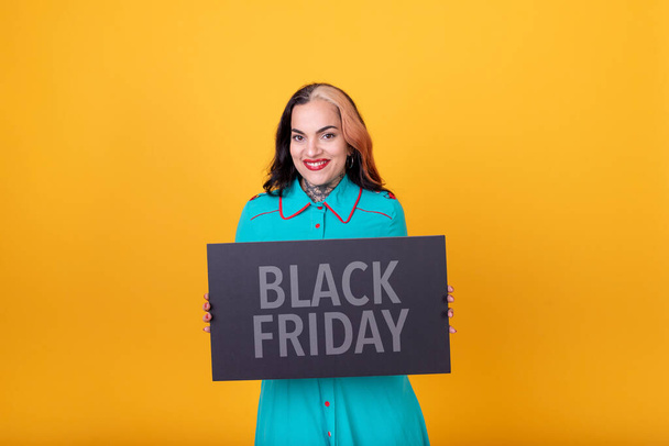 Schöne Frau mit einem Black-Friday-Schild - Foto, Bild