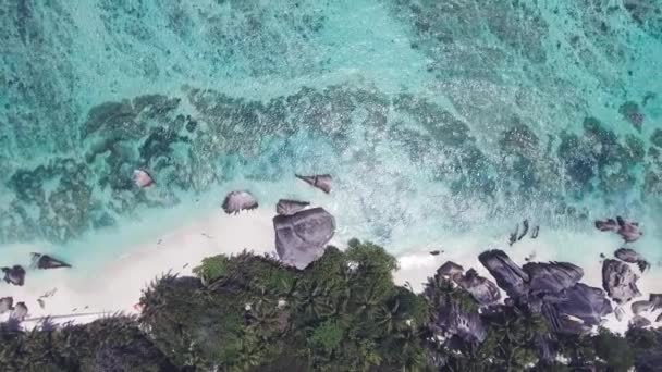 Vista para baixo a partir de um drone de La Digue Anse Fonte Argent Beach - Seychelles. - Filmagem, Vídeo