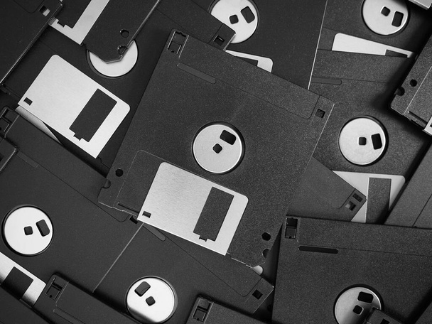 de nombreuses disquettes magnétiques pour le stockage des données de l'ordinateur personnel en noir et blanc - Photo, image