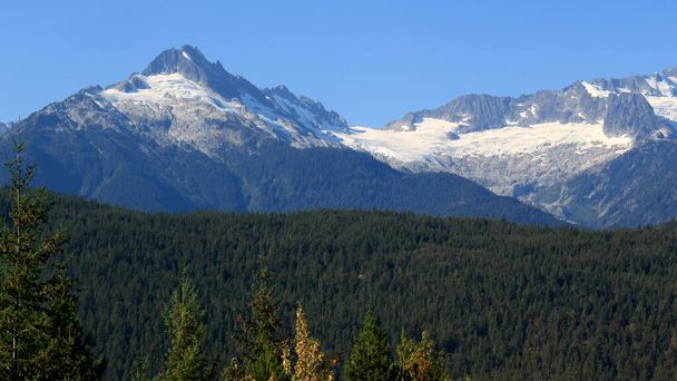 Squamish gletsjer en bergen, pieken, hemel, Canada. - Foto, afbeelding